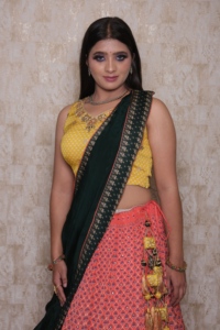 Lehenga Choli Tradicional Indio para Mujer, Blusa Amarilla, Traje de Boda, Largo hasta el Suelo, Corte Regular, Dupatta con Drapeado - Product Image 4