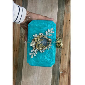 Pochette élégante en résine turquoise avec embellissement de feuille d'or et accent floral cristal pour les femmes Party Wear - Product Image 1