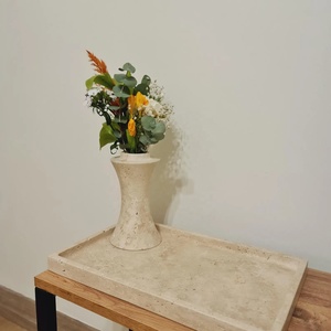Vase sablier élégant en pierre de travertin, fait à la main, texture naturelle, pièce maîtresse moderne pour une décoration intérieure minimaliste et élégante - Product Image 2
