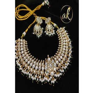 Ensemble collier et boucles d'oreilles choker en laiton plaqué or de qualité supérieure, orné de perles et de moissanite, style Kundan, collection pour mariage. - Product Image 1