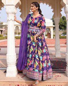 Mode tendance pour femmes : robe Anarkali violette pour mariages et soirées, manches 3/4, en crêpe de soie Chinon, semi-couturée - Product Image 3