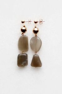 Boucles d'oreilles pendantes en résine motif fleurs de forêt, faites à la main, élégantes, art florale en résine, artisanat naturel - Product Image 4
