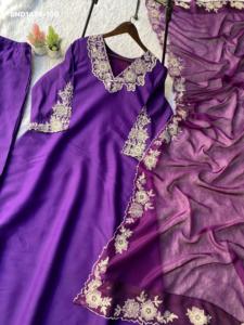Traje Anarkali de seda romana de diseñador con bordado de hilo y cuello en V, conjunto de pantalón y dupatta. Proveedor y exportador mundial. - Product Image 6