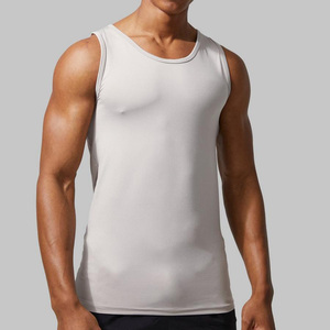 Camiseta sin mangas de compresión para hombre, transpirable, ajustada, con aberturas en las axilas, ideal para fitness y gimnasio. - Product Image 3