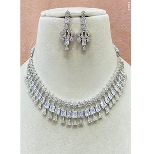Magnifique ensemble collier et boucles d'oreilles en argent plaqué de qualité supérieure avec zircon CZ pour femmes, idéal pour les fiançailles, les mariages et les fêtes - Product Image 2