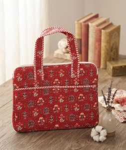 กระเป๋าใส่แล็ปท็อปผ้าฝ้ายลายดอกไม้สีแดงจาก Elite Craft Studio พร้อมสายสะพายแบบถือสองหู สำหรับทำงานและเดินทาง - Product Image 1