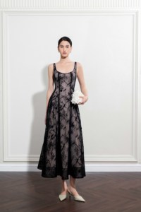 เดรสขายส่งสำหรับผู้หญิง สไตล์ลำลองหรูหรา MIREILLE A-LINE LONG DRESS รุ่นใหม่ล่าสุด ความยาวปานกลาง รับผลิตแบบ ODM ชุดราตรีทรงเอไลน์สุดหรู - Product Image 5