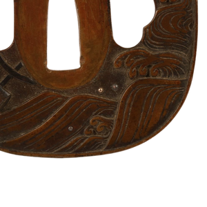 Tsuba Japonés del Período Edo, de Cobre Antiguo Pulido, con Incrustaciones de Diseño de Molino de Agua sobre Olas, Forma Redonda, Protector de Espada Sin Marcar - Product Image 4