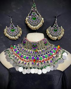 Ensemble de bijoux tribaux afghans faits à la main, comprenant un collier statement avec pendentif pièce de monnaie et des boucles d'oreilles pendantes décorées d'émail coloré - Product Image 1