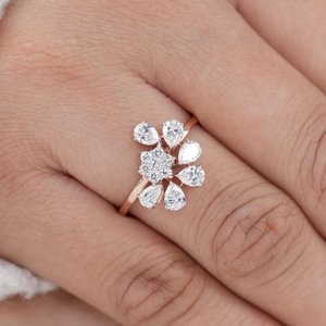 Anillo de Moissanita Brillante con Corte Pera y Redondo en Racimo Floral para Mujer, Plata 925 con Rodio, Regalo Sorpresa para Novias y Amantes - Product Image 1