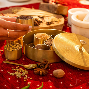 Chutki - Caja de Especias de Latón Hecha a Mano con Cuchara, Recipientes para Especias, Organizador de Almacenamiento de Especias para Cocina, Masala Dabba Tradicional - Product Image 4