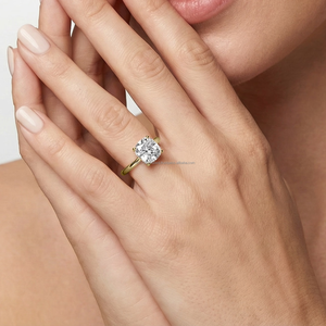 Bague de fiançailles minimaliste pour femme avec diamant de laboratoire certifié IGI taille coussin de 2 carats, modèle Rosery, or jaune massif 14 carats - Product Image 4