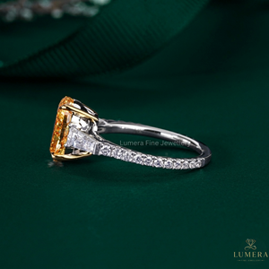 Bague de fiançailles en or massif avec diamant ovale jaune fantaisie cultivé en laboratoire IGI et bague de mariage à baguettes effilées - Product Image 4