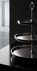 Présentoir à gâteaux rond à trois niveaux en métal finition argentée élégante pour événements et centres de table - Product Image 3