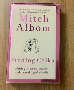 En busca de Chika de Mitch Albom, libro en inglés de bolsillo, historia real de amor, esperanza y lazos familiares - Product Image 3