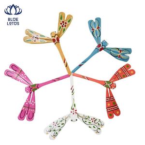 Juguete de equilibrio de bambú ecológico pintado a mano con diseño de libélula, de alta calidad, sostenible, para decoración del hogar y jardín, el más vendido. - Product Image 1
