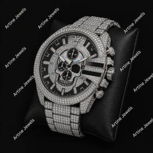 Reloj de Hombre con Esfera de Calavera en Tono Plateado, Completamente Adornado con Piedras, Detalles Negros, Cronógrafo, Fecha y Diseño de Lujo - Product Image 2