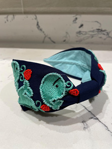 Bandeau en tissu rembourré fait main rose vif pour bébés filles et enfants, avec broderie de cristaux, large accessoire pour cheveux pour les fêtes - Product Image 4