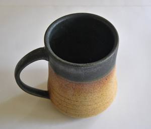 แก้วกาแฟเซรามิกสีน้ำตาลและดำสไตล์เรียบง่าย พร้อมผิวสัมผัสลายจุด หูจับแข็งแรง ทนทาน เหมาะสำหรับชา กาแฟ ใช้ได้ทุกวัน - Product Image 2