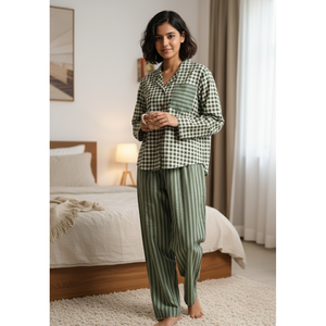 Conjunto de Pijama para Mujer con Estampado de Cuadros y Rayas en Color Verde Salvia, Ropa de Dormir Cómoda - Product Image 3