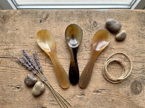 Cuillère artisanale en corne naturelle à long manche – Ustensile de luxe écologique et rustique pour la restauration fine - Product Image 4