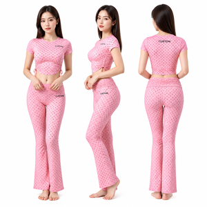 Ensemble de yoga 2 pièces pour femme avec logo personnalisé, haut court froncé à pois roses et pantalon évasé, idéal pour l'entraînement - Product Image 1