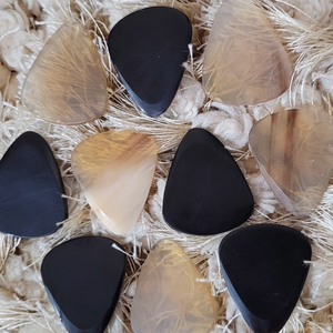 Juego de 10 púas triangulares exóticas de cuerno de búfalo real con orificio para un mejor agarre - Product Image 3