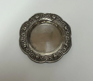 Plato de Metal Antiguo Resistente, Estilo Victoriano de Lujo, Moderno Barroco con Borde en Relieve de Hojas, para Bodas y Cenas - Product Image 4