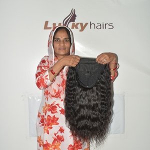 Perruque en cheveux humains indiens bouclés Remy - 100% vierges, noirs naturels, pleine densité, texture douce et soyeuse, cuticules alignées et saines - Product Image 1