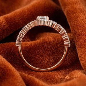 แหวนแต่งงานแบบเปิดประดับเพชรทรงกลมทองคำโรสโกลด์ 14K สำหรับผู้หญิง แหวนแต่งงานแบบโค้งประดับเพชรทรงกลมทองคำโรสโกลด์ 14K - Product Image 2
