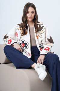 เสื้อคลุมกิโมโนผู้หญิงปักลายดอกไม้สีแดงสดใสโดดเด่นสะดุดตา ดีไซน์โอเวอร์ไซส์สไตล์โบฮีเมียน ให้ลุคหรูหราสง่างามแบบง่ายๆ - Product Image 3