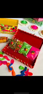 Caja de Regalo Vibrante para la Celebración del Holi con Globos Coloridos de Gulal Herbal y Golosinas Festivas, Set de Regalo Artesanal Indio para el Holi - Product Image 3