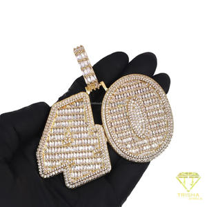 Pendentif de luxe en moissanite diamantée avec chiffre 40, design audacieux à chiffres en blocs et pierres étincelantes détaillées - Product Image 3