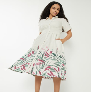 Sofisticado vestido midi blanco con cuello halter y una silueta acampanada que favorece la figura. Disponible a precios de mayorista. - Product Image 3