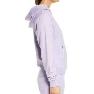 Sudadera con capucha para mujer, de tela suave al tacto, con un detalle minimalista de logotipo, acabado liso, ideal para uso casual y de temporada. - Product Image 3