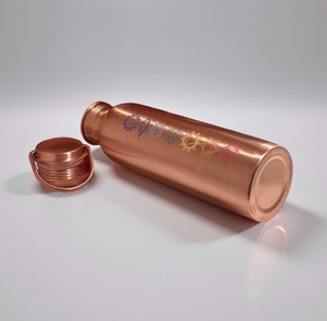 Botella de Cobre Hecha a Mano Tradicional India con Asa Ergonómica y Tapa con Símbolos de los Siete Chakras, Superficie de Metal Puro para Bebidas - Product Image 1