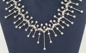 Collar Chandelier con Diseño de Estrella Radiante en Oro Blanco de 14K con Baño de Rodio |   Colgante de Lujo con Flecos de Diamantes Radiantes |   Boda Elegante - Product Image 2
