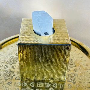 กล่องใส่กระดาษทิชชูทรงลูกบาศก์โลหะสีทองแบบตอกลาย เหมาะสำหรับใช้รับรองแขก โต๊ะรับประทานอาหาร ห้องนั่งเล่น และตกแต่งในโอกาสพิเศษ - Product Image 1