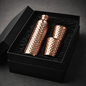 Bouteille d'eau de luxe en cuivre avec 2 verres, ensemble sans raccords, martelé, revêtement poudré, en cuivre pur, avec coffret cadeau - Product Image 4