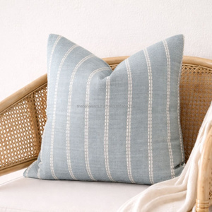 Housse de coussin tissée à la main bleu clair 45 × 45 cm, motif rayures verticales fines texturées, décoration d'intérieur scandinave - Product Image 1