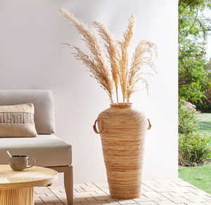 Grand vase en rotin côtelé sur pied avec poignées latérales, idéal pour la pampa, disponible à prix de gros. - Product Image 1