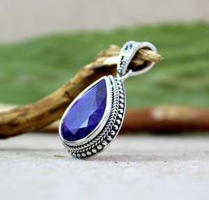 Pendentif en saphir naturel en gros, en argent sterling 925, fait main, forme poire, saphir bleu violet - Product Image 4