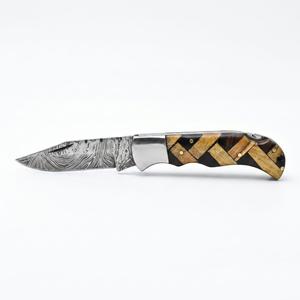 Couteau de poche pliant en acier Damas forgé à la main avec manche en bois mosaïque et mécanisme de verrouillage - Product Image 3