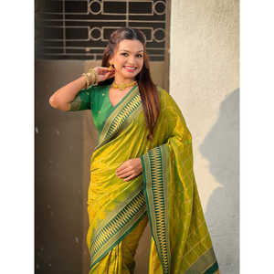 Sari Tradicional de Seda Suave Verde con Estampado de Cuadros y Bordado Zari en Contraste, Vestidos de Club con Mehendi - Product Image 5