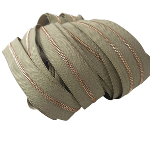 Chaîne longue en cuivre écologique de couleur personnalisée en usine 3 # 5 # 8 #   Fermetures éclair métalliques en rouleaux pour sacs et vestes - Product Image 4