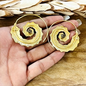 Nouvelle Arrivée Boucles d'Oreilles Créoles Spirales Bohèmes Tribales en Laiton Plaqué Or 18 carats pour Femme, Boucles d'Oreilles Créoles en Labradorite Tourbillonnante, Vente en Gros OEM - Product Image 2