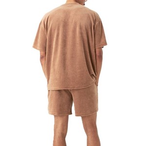 ชุดสองชิ้นสำหรับผู้ชายคุณภาพสูง เสื้อยืดแขนสั้นสีน้ำตาลกำมะหยี่และกางเกงขาสั้น ชุดลำลองสไตล์สตรีทแวร์สำหรับฤดูร้อน - Product Image 2