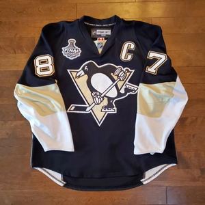 Jersey de hockey sobre hielo de liga profesional bordado a medida, con corte kiss-cut y detalles en twill. - Product Image 1