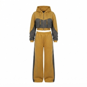 Conjunto Deportivo de Dos Piezas para Mujer, Sudadera Corta con Cierre y Bloques de Color Mostaza, Pantalones Deportivos Anchos con Detalles de Pedrería - Product Image 4