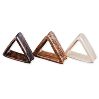 Boucles d'oreilles élégantes en corne, fabriquées à la main, qui mettent en valeur l'esthétique indigène avec une finition artisanale intemporelle.